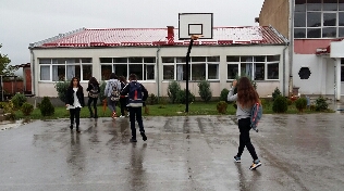 Mësimi në Smirë në tri ndërrime, derisa të renovohet shkolla