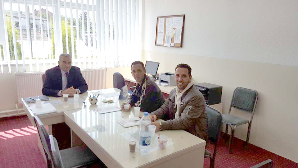 Jeton dhe Premton Idrizi ndihmojnë shkollën e Smirës me 1000 euro