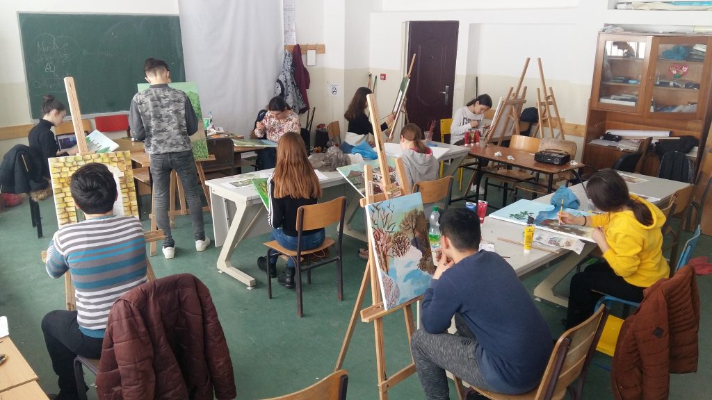 Foto lajm: Grupi i Artit me ekspozitë për Ditën e Shkollës