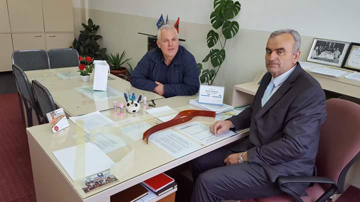 Foto lajm: Shoqata “Smira” nuk ndalet së ndihmuari shkollën