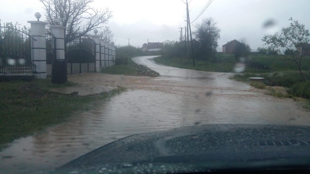 Rrebeshe shiu e dëme në Smirë (Video)