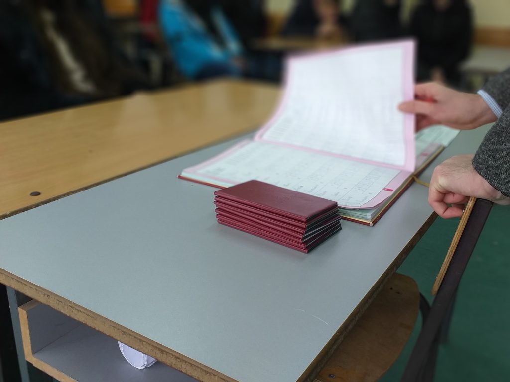 Nota mesatare e shkollës së Smirës 4.30-brengos numri i madh i mungesave