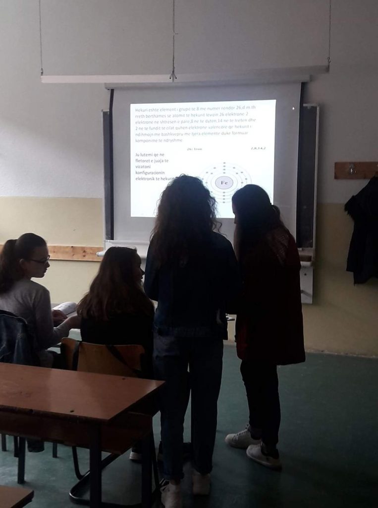 Nxënësit zhvillojnë vet orën e Kimisë me teknologji informative