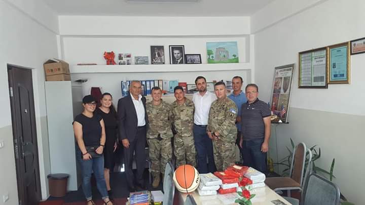 Zyrtarë për kulturë, rini e sport dhe KFOR-i sjellin dhurata për shkollën e Smirës